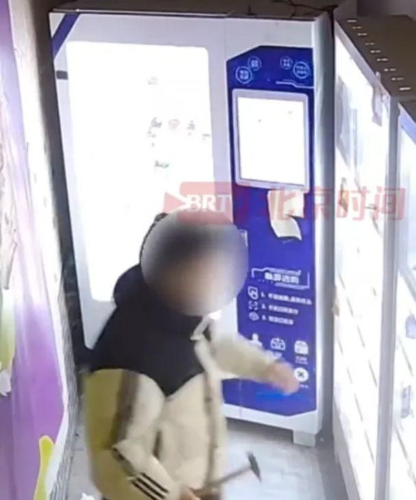 情趣用品店主：此类针对性盗窃已非首次mg不朽情缘网站男子凌晨持锤砸门偷(图1)